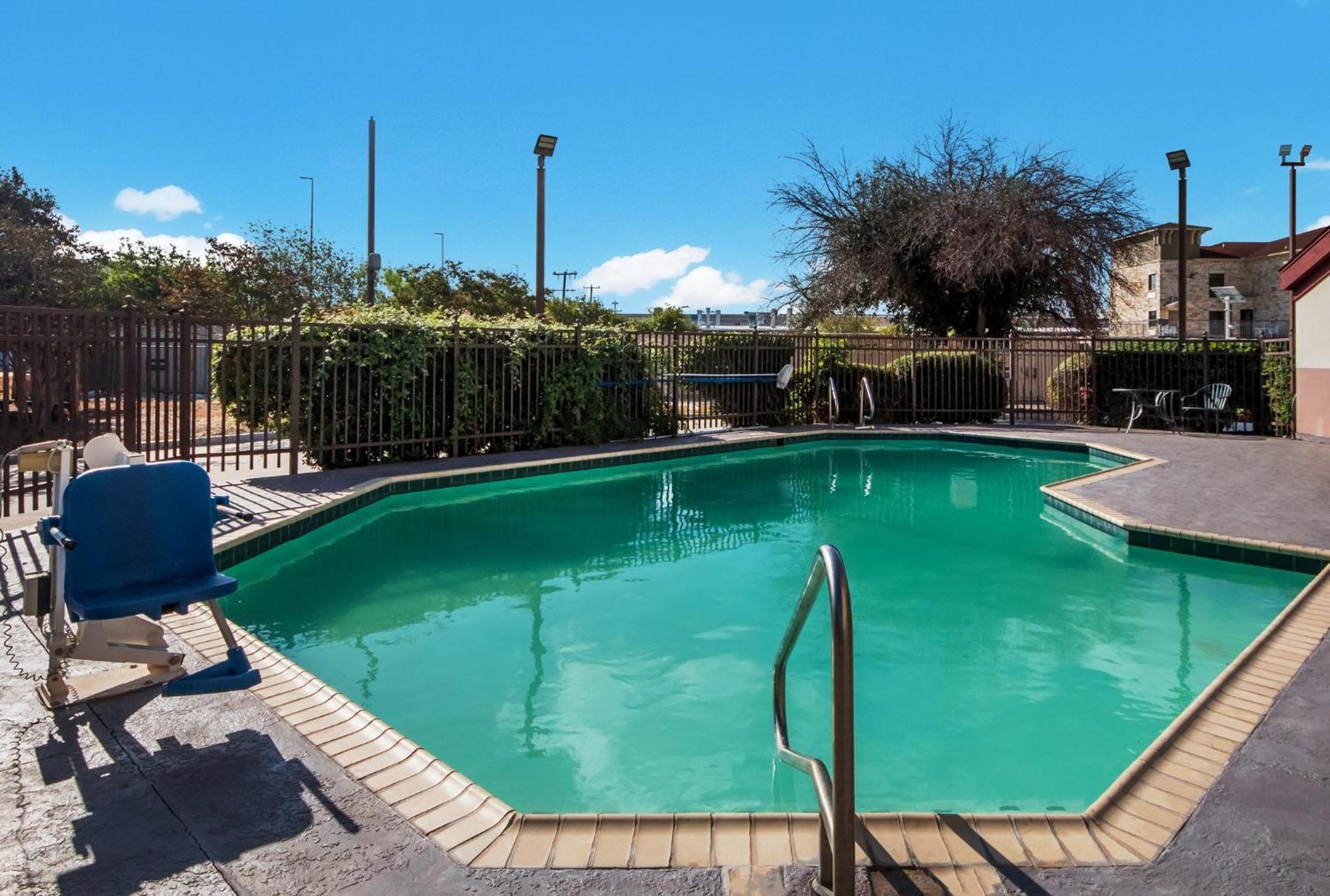 Hometowne Studios By Red Roof San Antonio - Seaworld Northwest Exterior foto