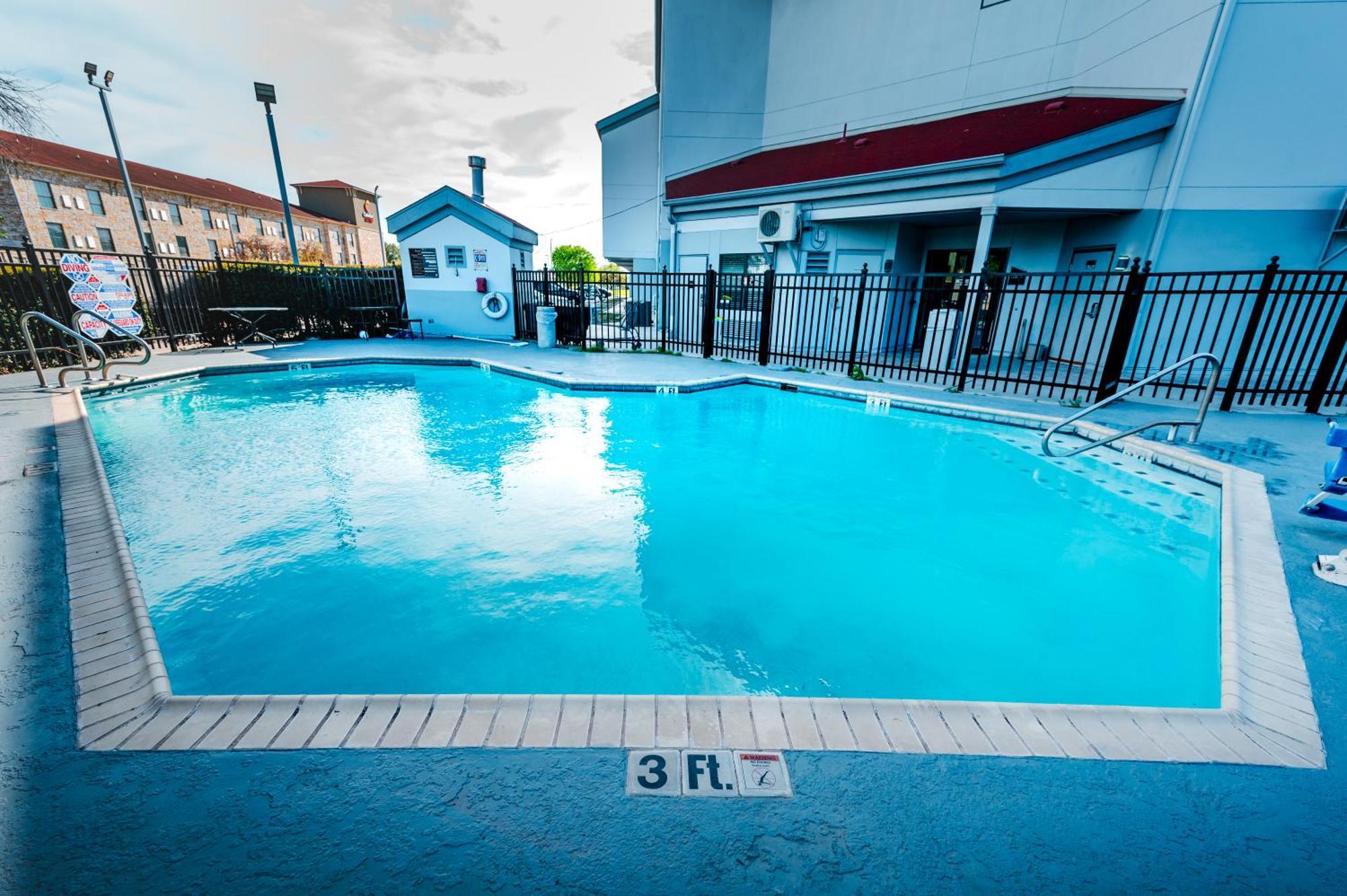 Hometowne Studios By Red Roof San Antonio - Seaworld Northwest Exterior foto